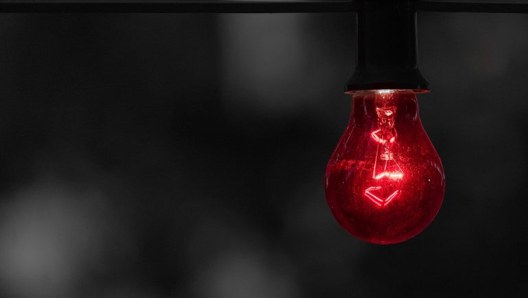 红色灯泡悬挂，代表吉威尔红旗网络安全风险评估张信哲代言博彩 欧宝娱乐欧宝娱乐百科